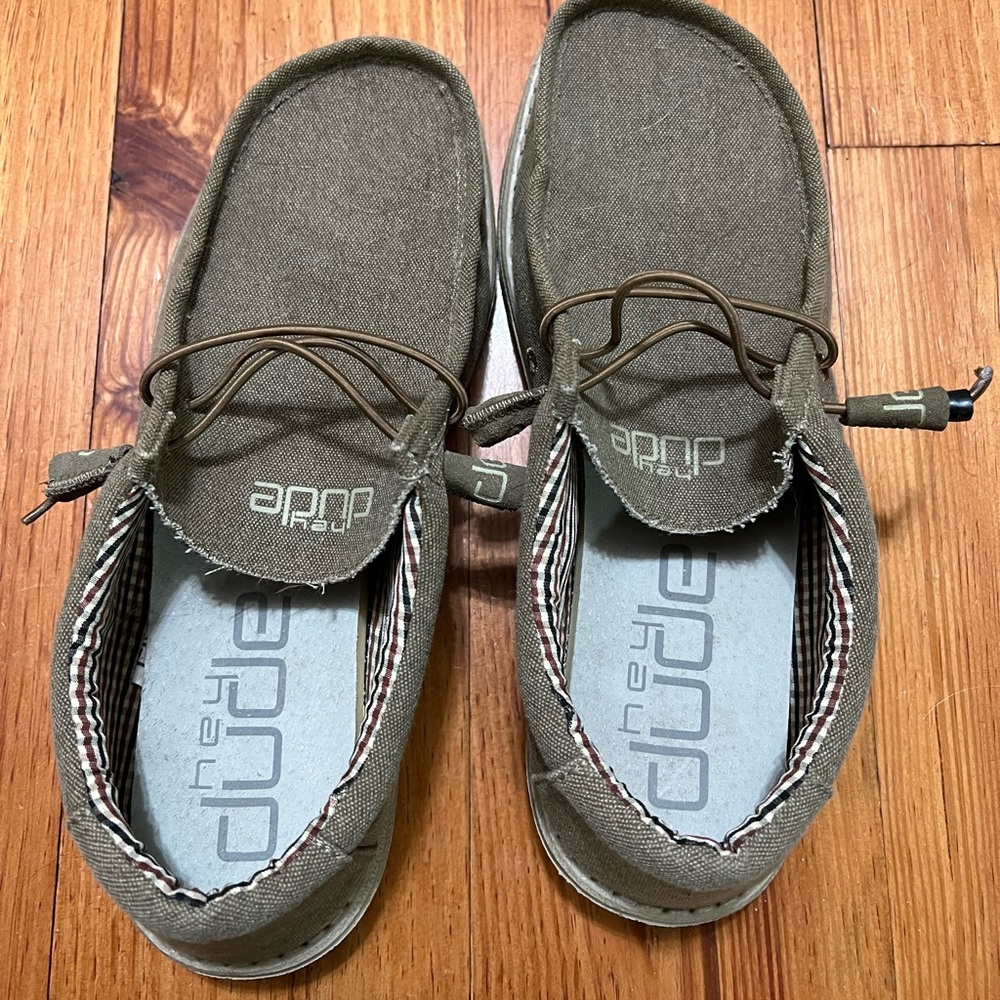 Hey Dude Mens shoes. Wally color nut Size 10
